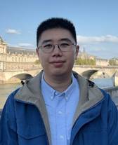 男人站在船上 中度可信度描述已自动生成